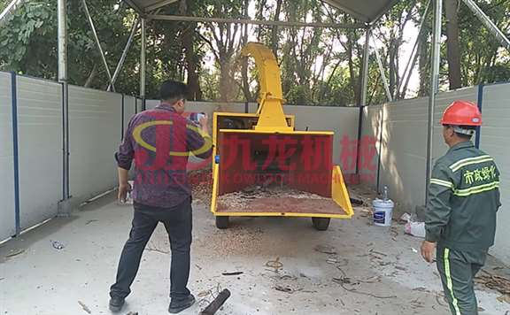 移動(dòng)式木材粉碎機(jī) 移動(dòng)式木材粉碎機(jī)